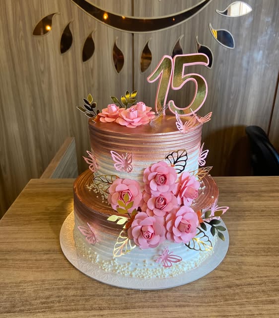 Bolo de dois andares rosé gold com flores e topo de 15 anos