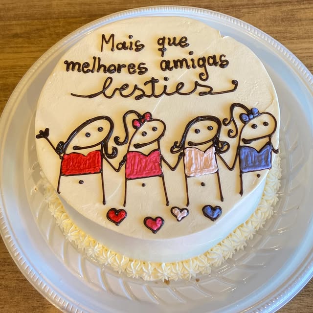 Bolo flork desenhado com quatro amigas de mãos dadas